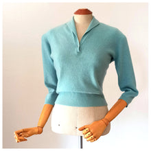 Laden Sie das Bild in den Galerie-Viewer, 1950s - BARRIE, Scotland - Glamorous Turquoise Cashmere Sweater
