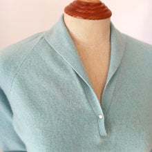 Laden Sie das Bild in den Galerie-Viewer, 1950s - BARRIE, Scotland - Glamorous Turquoise Cashmere Sweater
