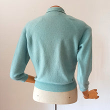 Laden Sie das Bild in den Galerie-Viewer, 1950s - BARRIE, Scotland - Glamorous Turquoise Cashmere Sweater
