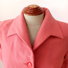 Charger l&#39;image dans la galerie, 1940s 1950s - Adorable Padded Shoulders Pink Wool Dress - W27 (68.5cm)
