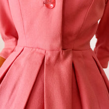 Charger l&#39;image dans la galerie, 1940s 1950s - Adorable Padded Shoulders Pink Wool Dress - W27 (68.5cm)
