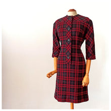 Laden Sie das Bild in den Galerie-Viewer, 1960s - Red &amp; Black Tartan Wool Blend Dress - W32 (82cm)
