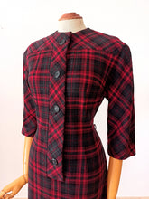 Laden Sie das Bild in den Galerie-Viewer, 1960s - Red &amp; Black Tartan Wool Blend Dress - W32 (82cm)
