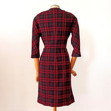 Laden Sie das Bild in den Galerie-Viewer, 1960s - Red &amp; Black Tartan Wool Blend Dress - W32 (82cm)
