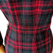 Laden Sie das Bild in den Galerie-Viewer, 1960s - Red &amp; Black Tartan Wool Blend Dress - W32 (82cm)
