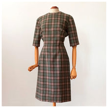 Carica l&#39;immagine nel visualizzatore di Gallery, 1960s - Gorgeous Autumnal Colors Plaid Wool Dress - W26 (66cm)
