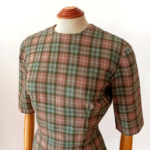 Carica l&#39;immagine nel visualizzatore di Gallery, 1960s - Gorgeous Autumnal Colors Plaid Wool Dress - W26 (66cm)
