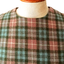 Carica l&#39;immagine nel visualizzatore di Gallery, 1960s - Gorgeous Autumnal Colors Plaid Wool Dress - W26 (66cm)
