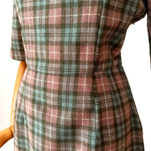 Carica l&#39;immagine nel visualizzatore di Gallery, 1960s - Gorgeous Autumnal Colors Plaid Wool Dress - W26 (66cm)
