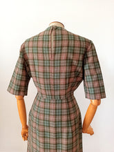 Carica l&#39;immagine nel visualizzatore di Gallery, 1960s - Gorgeous Autumnal Colors Plaid Wool Dress - W26 (66cm)
