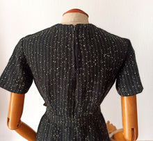 Laden Sie das Bild in den Galerie-Viewer, 1950s 1960s - Outstanding Green Flecked Wool Dress Coat - W26 (66cm)
