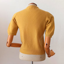 Carica l&#39;immagine nel visualizzatore di Gallery, 1950s 1960s - ROYAL HIGHLAND, Scotland - Cute Mustard Cashmere Jumper
