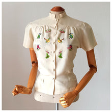 Charger l&#39;image dans la galerie, 1940s 1950s - UNWORN - Adorable Pure Silk Embroidery Blouse - W33 (84cm)
