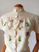 Charger l&#39;image dans la galerie, 1940s 1950s - UNWORN - Adorable Pure Silk Embroidery Blouse - W33 (84cm)
