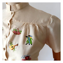 Charger l&#39;image dans la galerie, 1940s 1950s - UNWORN - Adorable Pure Silk Embroidery Blouse - W33 (84cm)
