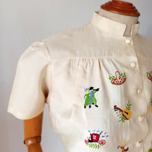 Charger l&#39;image dans la galerie, 1940s 1950s - UNWORN - Adorable Pure Silk Embroidery Blouse - W33 (84cm)
