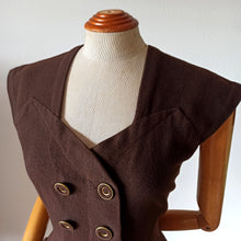 Laden Sie das Bild in den Galerie-Viewer, 1940s - Gorgeous Brown Wool Vest - W33 (84cm)
