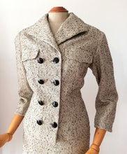 Laden Sie das Bild in den Galerie-Viewer, 1950s 1960s - Stunning Wool Flecked Couture Suit - W26 (66cm)
