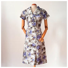 Laden Sie das Bild in den Galerie-Viewer, 1950s 1960s - TERGAL, France - Gorgeous Purple Roses Dress - W27.5 (70cm)
