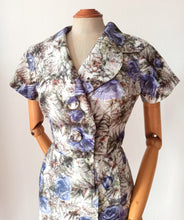 Laden Sie das Bild in den Galerie-Viewer, 1950s 1960s - TERGAL, France - Gorgeous Purple Roses Dress - W27.5 (70cm)
