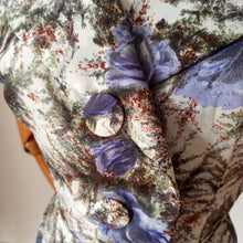 Laden Sie das Bild in den Galerie-Viewer, 1950s 1960s - TERGAL, France - Gorgeous Purple Roses Dress - W27.5 (70cm)
