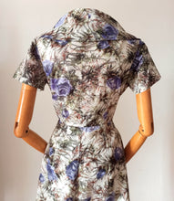 Cargar imagen en el visor de la galería, 1950s 1960s - TERGAL, France - Gorgeous Purple Roses Dress - W27.5 (70cm)
