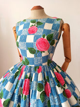 Charger l&#39;image dans la galerie, 1950s 1960s - Stunning Roseprint Barkcloth Dress - W25 (64cm)
