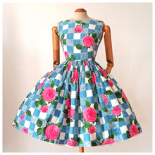 Laden Sie das Bild in den Galerie-Viewer, 1950s 1960s - Stunning Roseprint Barkcloth Dress - W25 (64cm)
