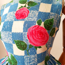 Laden Sie das Bild in den Galerie-Viewer, 1950s 1960s - Stunning Roseprint Barkcloth Dress - W25 (64cm)
