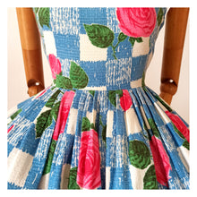 Laden Sie das Bild in den Galerie-Viewer, 1950s 1960s - Stunning Roseprint Barkcloth Dress - W25 (64cm)
