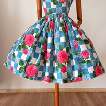 Laden Sie das Bild in den Galerie-Viewer, 1950s 1960s - Stunning Roseprint Barkcloth Dress - W25 (64cm)
