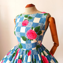 Charger l&#39;image dans la galerie, 1950s 1960s - Stunning Roseprint Barkcloth Dress - W25 (64cm)
