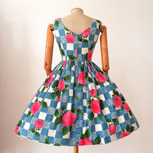 Laden Sie das Bild in den Galerie-Viewer, 1950s 1960s - Stunning Roseprint Barkcloth Dress - W25 (64cm)
