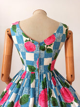 Laden Sie das Bild in den Galerie-Viewer, 1950s 1960s - Stunning Roseprint Barkcloth Dress - W25 (64cm)
