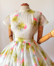 Charger l&#39;image dans la galerie, 1950s - Spectacular Neon Pink Flowers Dress - W29 (74cm)
