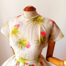 Charger l&#39;image dans la galerie, 1950s - Spectacular Neon Pink Flowers Dress - W29 (74cm)
