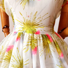 Charger l&#39;image dans la galerie, 1950s - Spectacular Neon Pink Flowers Dress - W29 (74cm)
