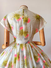 Laden Sie das Bild in den Galerie-Viewer, 1950s - Spectacular Neon Pink Flowers Dress - W29 (74cm)
