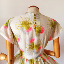 Charger l&#39;image dans la galerie, 1950s - Spectacular Neon Pink Flowers Dress - W29 (74cm)
