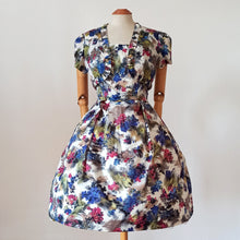 Cargar imagen en el visor de la galería, 1950s 1960s - Stunning Floral Bolero Dress - W26 (66cm)
