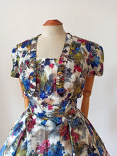 Carica l&#39;immagine nel visualizzatore di Gallery, 1950s 1960s - Stunning Floral Bolero Dress - W26 (66cm)
