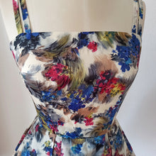 Carica l&#39;immagine nel visualizzatore di Gallery, 1950s 1960s - Stunning Floral Bolero Dress - W26 (66cm)
