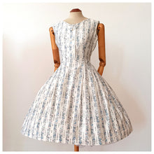 Laden Sie das Bild in den Galerie-Viewer, 1950s 1960s - Cute Japanese Print Cotton Dress - W30 (76cm)
