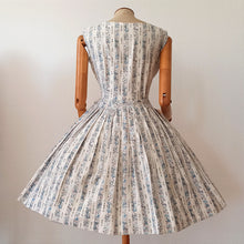 Laden Sie das Bild in den Galerie-Viewer, 1950s 1960s - Cute Japanese Print Cotton Dress - W30 (76cm)
