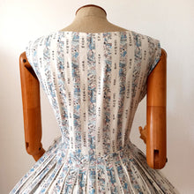 Laden Sie das Bild in den Galerie-Viewer, 1950s 1960s - Cute Japanese Print Cotton Dress - W30 (76cm)
