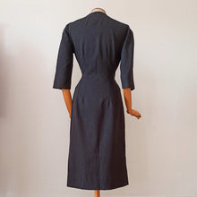 Laden Sie das Bild in den Galerie-Viewer, 1950s - Superb Curvy Dark Grey Wool Dress - W31 (78cm)
