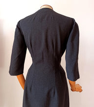 Charger l&#39;image dans la galerie, 1950s - Superb Curvy Dark Grey Wool Dress - W31 (78cm)
