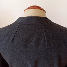 Laden Sie das Bild in den Galerie-Viewer, 1950s - Superb Curvy Dark Grey Wool Dress - W31 (78cm)
