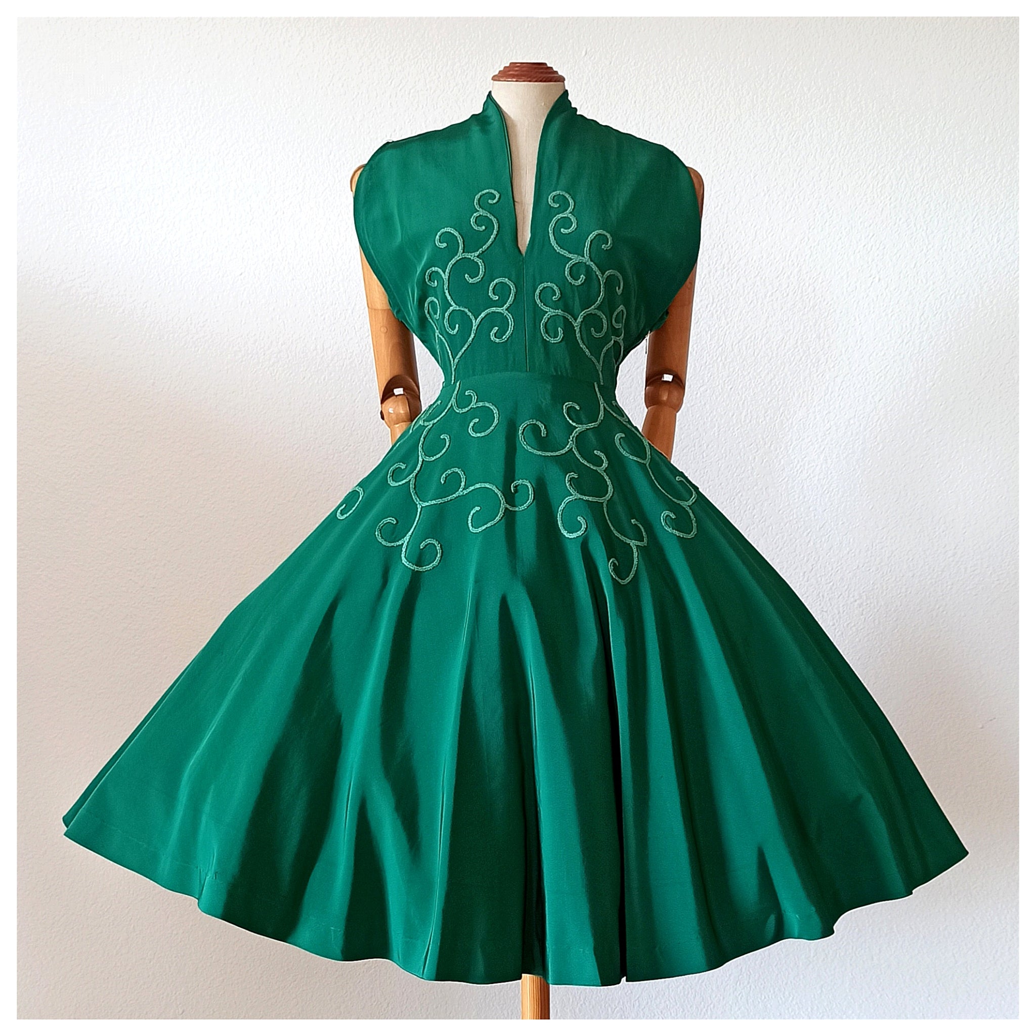 1950s - Spectacular Emerald Green Taffeta Dress - W27 (68cm) Der Fuchs Vintage 1950s - Spectacular Emerald Green Taffeta Dress - W27 (68cm) Der Fuchs Vintage