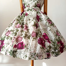 Load image into Gallery viewer, 1950s - Adorable French Floral Buckle Back Dress - W27.5 (70cm)
